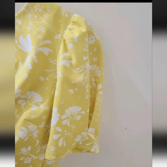 Mellóday Golden Yellow & White Floral Short Puff Sleeve Blouse Sz L NWT - Picture 5 of 16